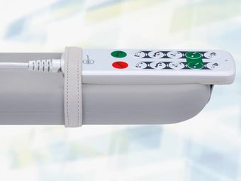 Handschalterhalter aus Kunstleder. Graues Band mit Klettverschluss, für Vollschaum-Armstützenauflagen.
